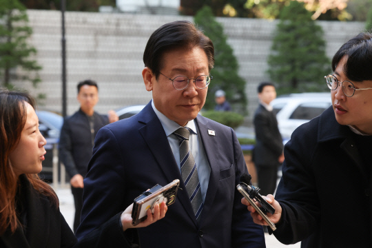 이재명 더불어민주당 대표가 8일 오전 서울 서초구 서울중앙지법에서 열린 '대장동 배임·성남FC 뇌물' 관련 1심 속행 공판에 출석, 취재진의 질문을 듣고 있다. 연합뉴스